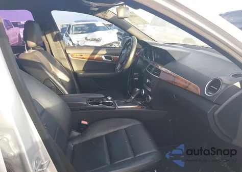 2012 Mercedes-Benz C 250 Sport z USA, uszkodzony, nr VIN WDDGF4HB0CA600399